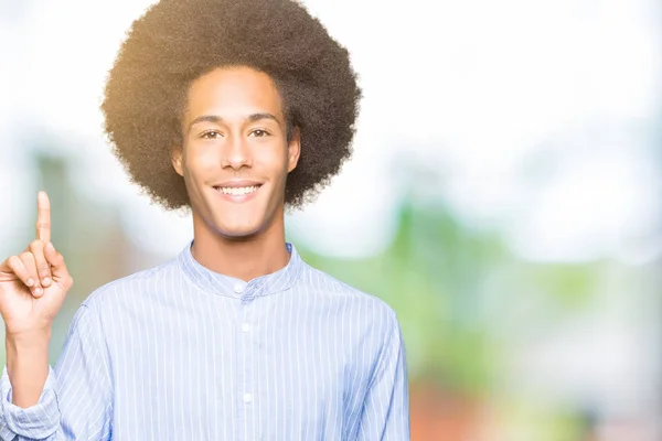 Jeune Homme Afro Américain Avec Des Cheveux Afro Montrant Pointant — Photo