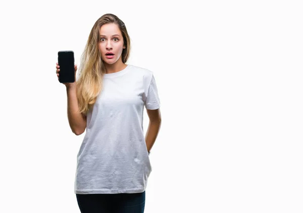 Giovane Bella Donna Bionda Mostrando Schermo Smartphone Sfondo Isolato Spaventato — Foto Stock