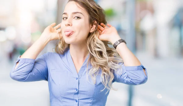 Vacker Ung Blond Affärskvinna Över Isolerade Bakgrund Leende Dra Öronen — Stockfoto