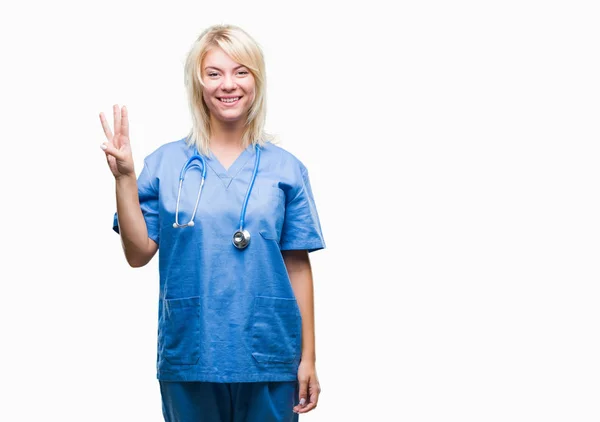 Jovem Bela Mulher Médica Loira Vestindo Uniforme Médico Sobre Fundo — Fotografia de Stock