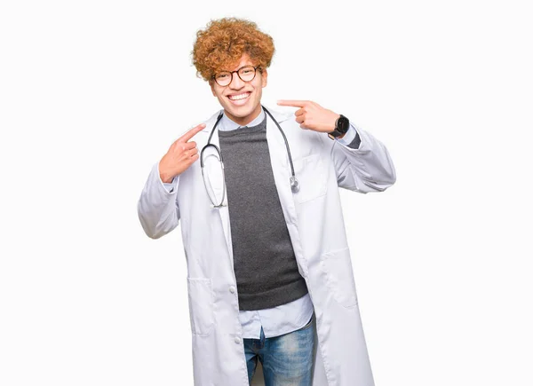 Mladý Pohledný Doktor Muž Lékařské Kabátě Úsměvem Sebevědomá Ukazující Ukazující — Stock fotografie