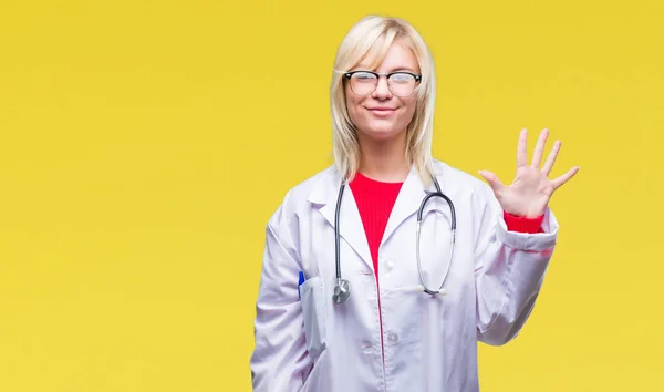Tânără Frumoasă Blondă Doctor Femeie Purtând Uniformă Medicală Peste Fundal — Fotografie, imagine de stoc