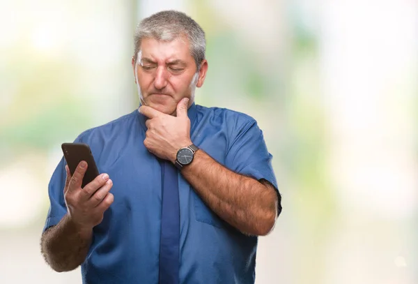 Pěkný Starší Muž Sms Odesílání Zpráv Pomocí Smartphone Přes Samostatný — Stock fotografie