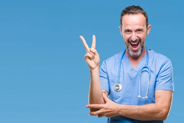 Orta Yaş Ağarmış Kıdemli Doktor Mutlu Yüz Zafer Işareti Yaparken — Stok fotoğraf