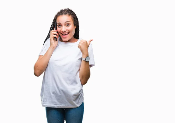 Joven Trenzado Pelo Afroamericano Chica Mostrando Llamando Usando Teléfono Inteligente — Foto de Stock