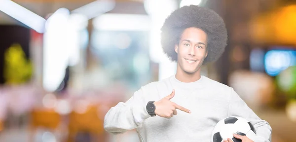 Mladý Američan Afričana Muž Afro Vlasy Drží Míč Fotbal Fotbal — Stock fotografie