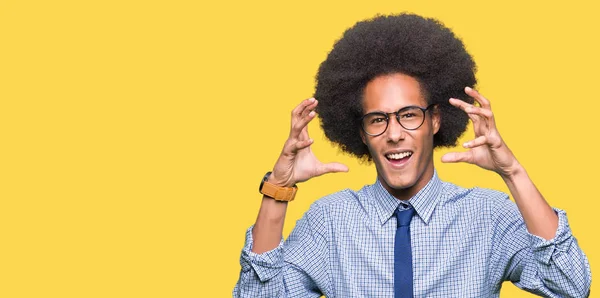 Mladí Africké Americké Obchodní Muž Afro Vlasy Nosí Brýle Křik — Stock fotografie