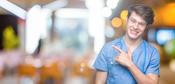 Joven Médico Vistiendo Uniforme Médico Sobre Fondo Aislado Alegre Con —  Fotos de Stock