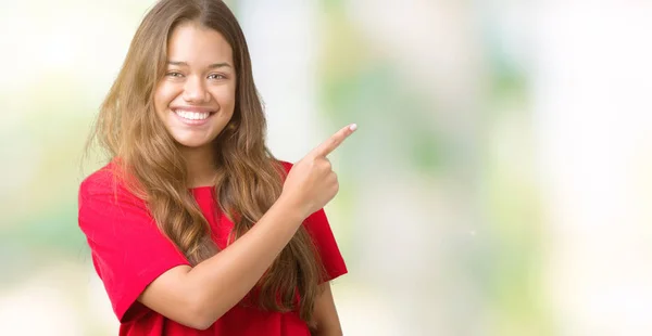 Joven Hermosa Morena Vistiendo Camiseta Roja Sobre Fondo Aislado Alegre — Foto de Stock