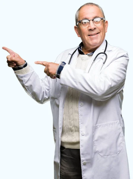 Beau Médecin Senior Homme Vêtu Manteau Médical Souriant Regardant Caméra — Photo