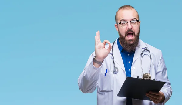 Joven Doctor Hombre Sosteniendo Portapapeles Sobre Fondo Aislado Haciendo Signo — Foto de Stock