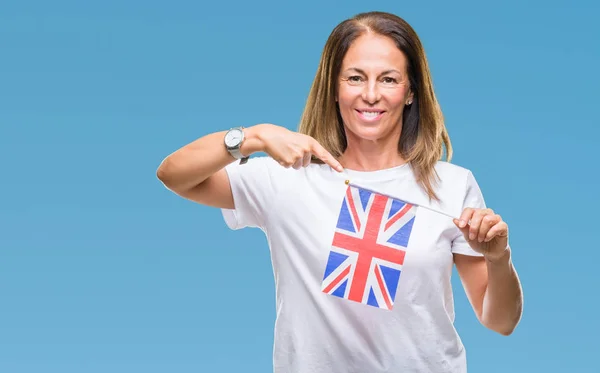 Mulher Hispânica Meia Idade Segurando Bandeira Reino Unido Sobre Fundo — Fotografia de Stock