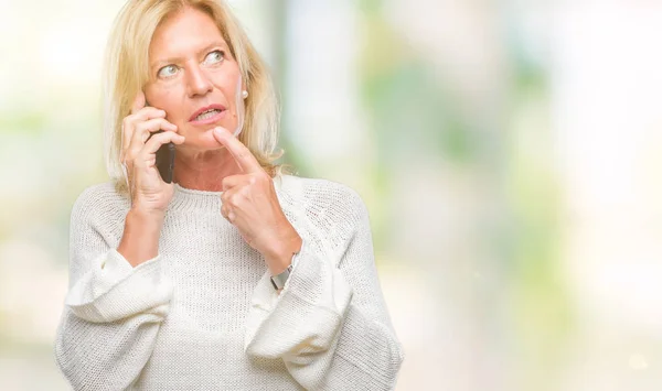 Medelålders Blond Kvinna Talar Smartphone Över Isolerade Bakgrund Allvarligt Ansikte — Stockfoto