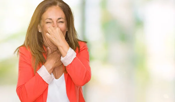 Schöne Erwachsene Geschäftsfrau Mittleren Alters Mit Isoliertem Hintergrund Die Etwas — Stockfoto