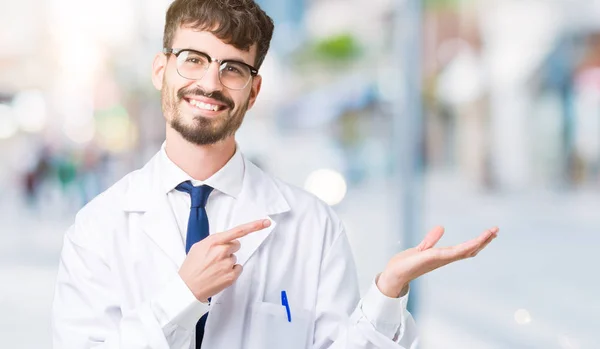 Junger Wissenschaftler Mann Mit Weißem Mantel Über Isoliertem Hintergrund Erstaunt — Stockfoto