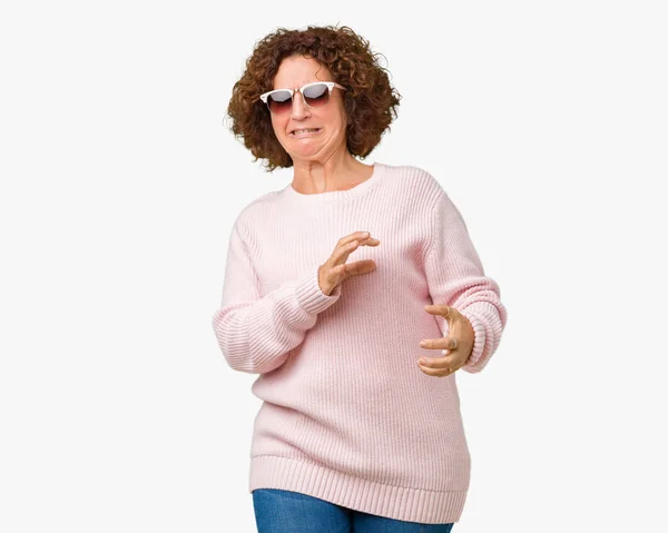 Gyönyörű Középső Ager Vezető Visel Rózsaszín Pulóver Napszemüveg Elszigetelt Háttérhez — Stock Fotó