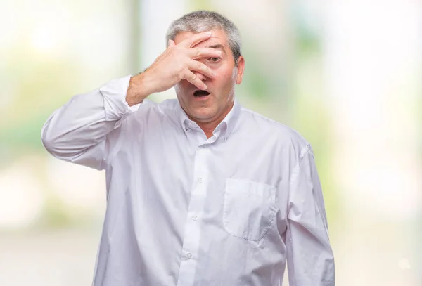 Bello Uomo Anziano Sfondo Isolato Sbirciare Shock Che Copre Viso — Foto Stock