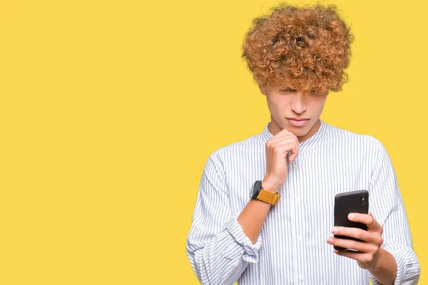 Jonge Knappe Man Met Smartphone Ernstige Gezicht Denken Vraag Zeer — Stockfoto