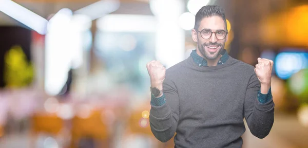 Jonge Knappe Man Met Bril Geïsoleerde Achtergrond Vieren Verrast Verbaasd — Stockfoto