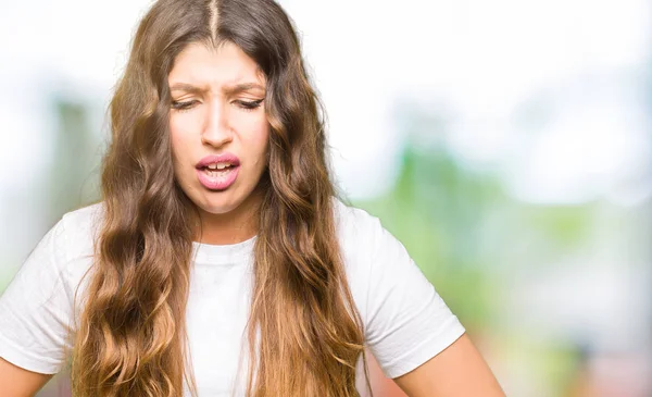 Junge Schöne Frau Trägt Legeres Weißes Shirt Mit Der Hand — Stockfoto