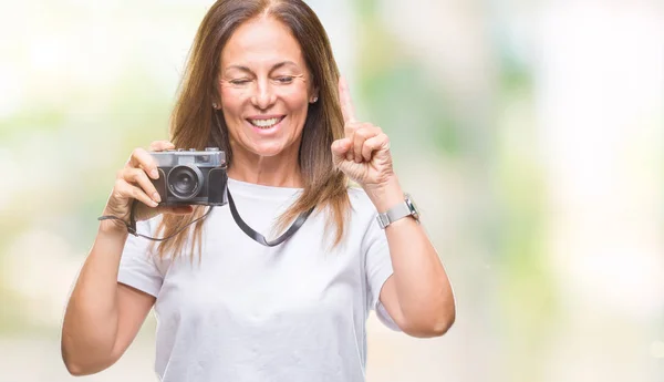 Middle Age Hispanic Woman Taking Pictures Using Vintage Photo Camera — Stock Photo, Image