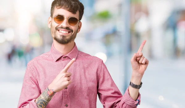 Junger Schöner Mann Mit Sonnenbrille Über Isoliertem Hintergrund Lächelnd Und — Stockfoto