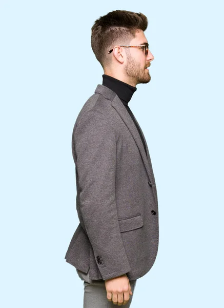 Junger Gutaussehender Geschäftsmann Mit Brille Der Zur Seite Schaut Entspannte — Stockfoto