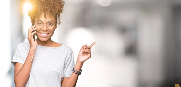 Joven Mujer Afroamericana Hablando Smartphone Sobre Fondo Aislado Muy Feliz —  Fotos de Stock