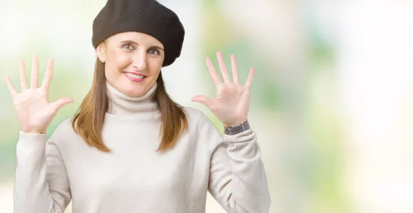 Middelbare Leeftijd Volwassen Vrouw Dragen Winter Trui Baret Geïsoleerde Achtergrond — Stockfoto