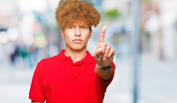 Jovem Homem Bonito Com Cabelo Afro Vestindo Camiseta Vermelha Apontando — Fotografia de Stock