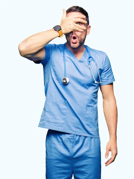 Stilig Läkare Man Bär Medicinsk Uniform Över Isolerade Bakgrund Kikar — Stockfoto