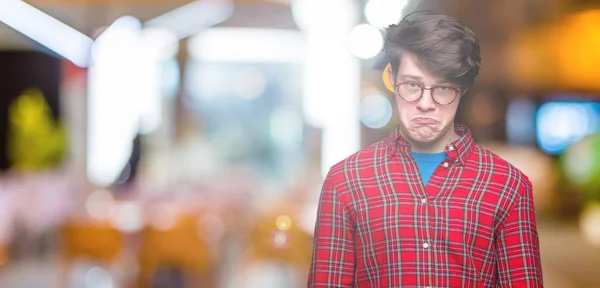 Yakışıklı Delikanlı Izole Arka Plan Üzerinde Gözlük Depresif Kızgın Korkmuş — Stok fotoğraf