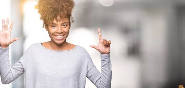 Hermosa Mujer Afroamericana Joven Sobre Fondo Aislado Mostrando Señalando Con — Foto de Stock