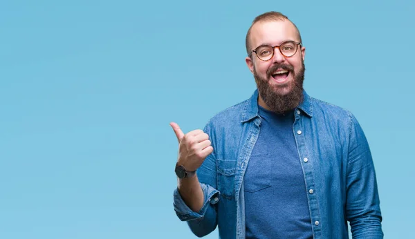 Jovem Caucasiano Hipster Homem Vestindo Óculos Sobre Isolado Fundo Sorrindo — Fotografia de Stock