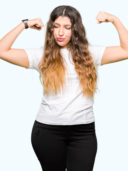Jeune Belle Femme Portant Shirt Blanc Décontracté Montrant Les Muscles — Photo