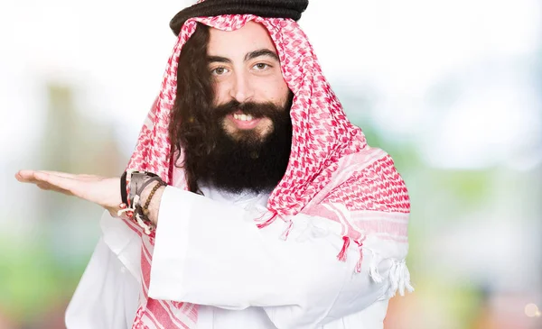 Arabian Business Man Long Hair Wearing Traditional Keffiyeh Scarf Gesturing — Stock Photo, Image