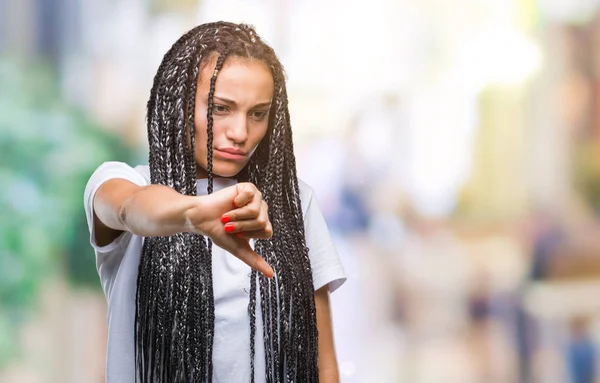 Young Gevlochten Hair Afrikaans Amerikaans Meisje Geïsoleerde Achtergrond Zoek Ongelukkig — Stockfoto