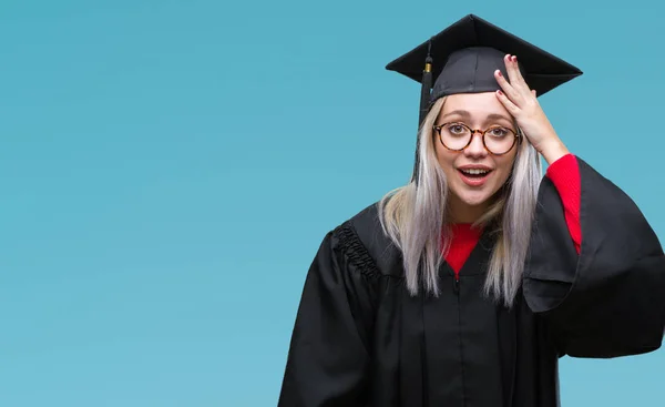 Unga Blonda Kvinnan Bär Graduate Uniform Över Isolerade Bakgrund Förvånad — Stockfoto