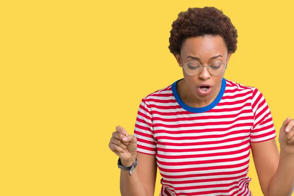 Bella Giovane Donna Afroamericana Che Indossa Occhiali Sfondo Isolato Indicando — Foto Stock