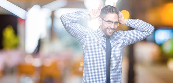Mladí Obchodní Muž Nosí Brýle Izolované Pozadí Vystupují Legrační Bláznivé — Stock fotografie