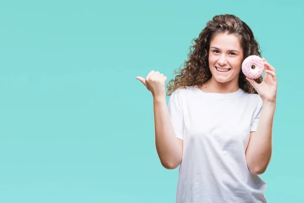 Joven Chica Morena Comiendo Donut Sobre Fondo Aislado Apuntando Mostrando —  Fotos de Stock