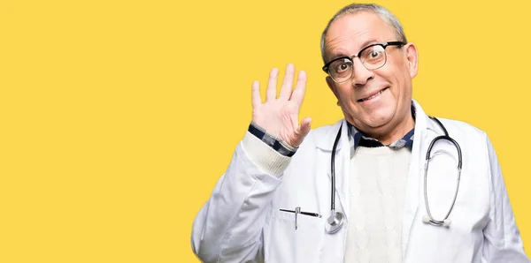 Stilig Senior Doktor Man Klädd Medicinsk Coat Åsidosättande Säga Hej — Stockfoto