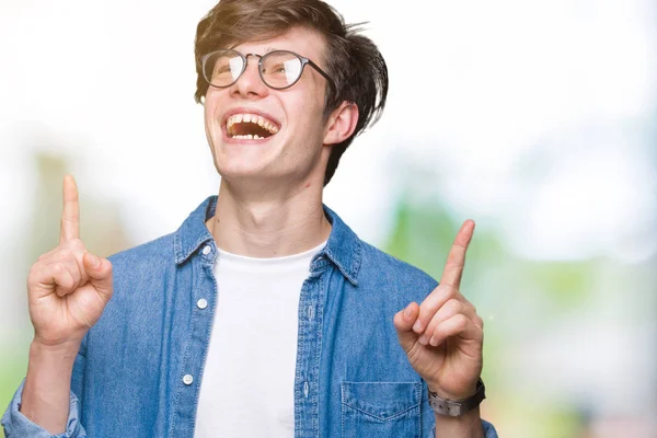 Joven Hombre Guapo Con Gafas Sobre Fondo Aislado Asombrado Sorprendido — Foto de Stock