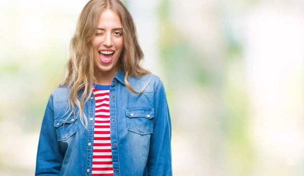 Vacker Ung Blond Kvinna Över Isolerade Bakgrund Winking Tittar Kameran — Stockfoto