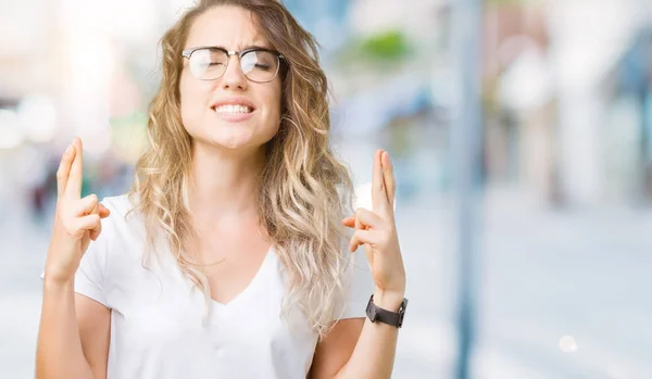 Vacker Ung Blond Kvinna Bär Glasögon Över Isolerade Bakgrund Leende — Stockfoto