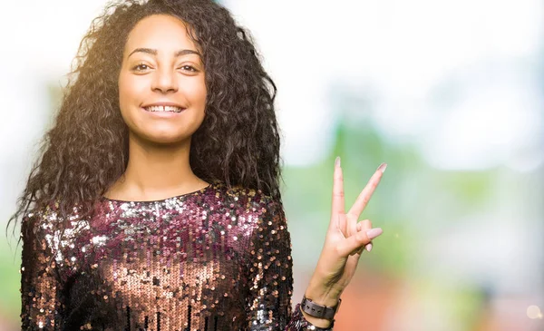 Mooi Meisje Met Krullend Haar Dragen Nacht Feest Jurk Tonen — Stockfoto