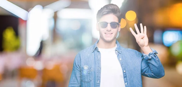 Joven Hombre Guapo Con Gafas Sol Sobre Fondo Aislado Mostrando —  Fotos de Stock