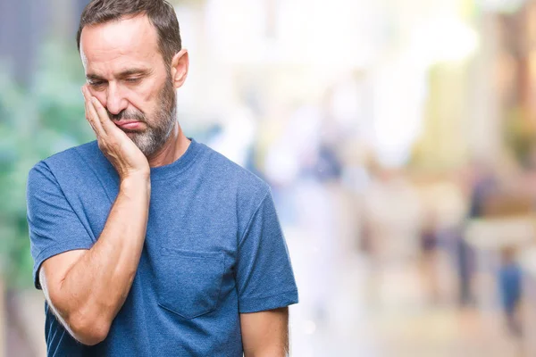 Hoary Senior Mann Mittleren Alters Über Isolierten Hintergrund Denken Müde — Stockfoto