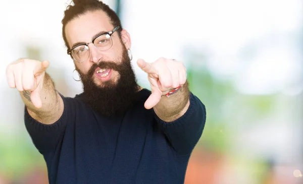 Pemuda Hipster Dengan Rambut Panjang Dan Jenggot Memakai Kacamata Menunjuk — Stok Foto