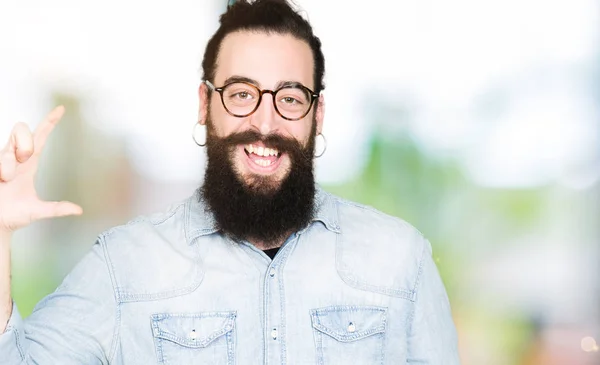 Joven Hipster Hombre Con Pelo Largo Barba Con Gafas Sonriente —  Fotos de Stock
